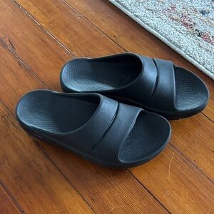 Black oofos size 7
